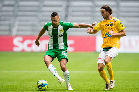 Hammarbys Nikola Djurdjic i kamp om bollen med Falkenbergs