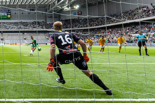 Hammarbys Nikola Djurdjic skjuter 6-0 på straff mot Falkenbergs målvakt Hampus Nilsson