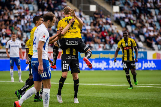 Häckens spelare jublar efter 1-1