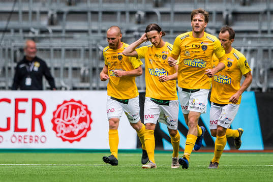 Falkenbergs Karl Söderström jublar med lagkamrater efter 6-2