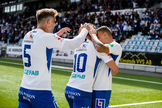 IFK Norrköpings Jordan Larsson jublar med Simon Skrabb efter 1-0