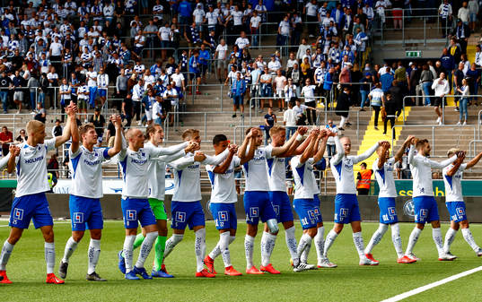 IFK Norrköpings spelare jublar och tackar publiken