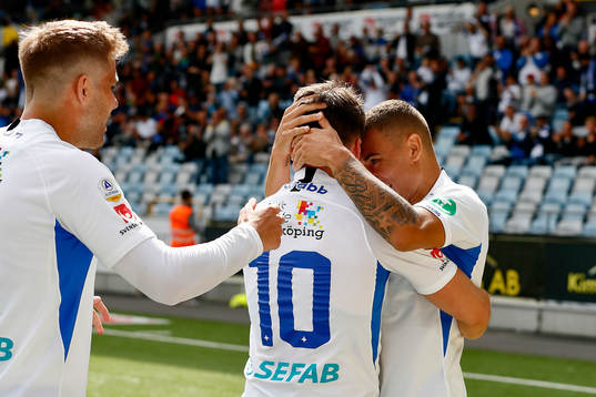 IFK Norrköpings Jordan Larsson jublar med Simon Skrabb