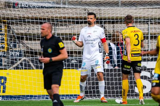 Elfsborgs målvakt Kevin Stuhr Ellegaard jublar efter en räddad straff