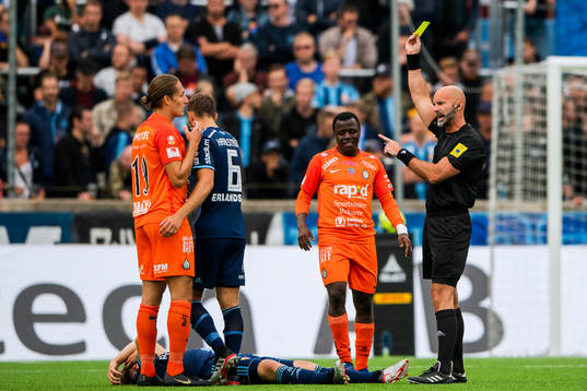 AFC Eskilstunas Felix Michel Melki får gult kort av domare Stefan Johannesson