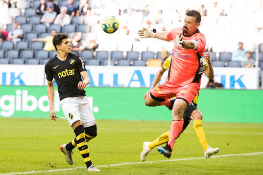 s Tarik Elyounoussi med ett skott som Elfsborgs målvakt