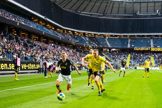 s Sebastian Larsson i kamp om bollen med Elfsborgs Stian