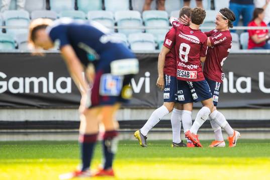 Örgrytes Simon Nilsson, Filip Almström Tähti och Jakob Lindström jublar efter 1-0