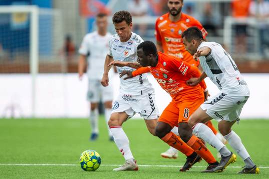 AFC Eskilstunas Ousmane Camara mot Kalmars Herman Hallberg