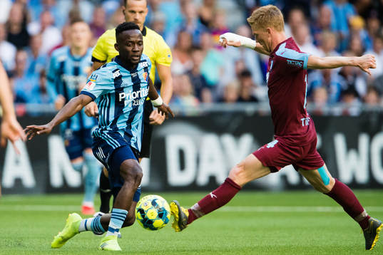 Djurgårdens Dzenis Kozica i kamp om bollen med Malmö FFs