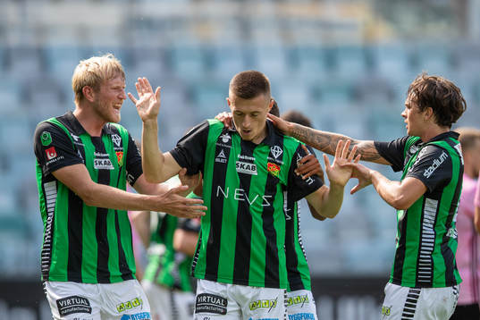  GAIS Leonard Pllana, Carl Elfgren Nyström och Rasmus Rosenqvist jublar efter 1-2