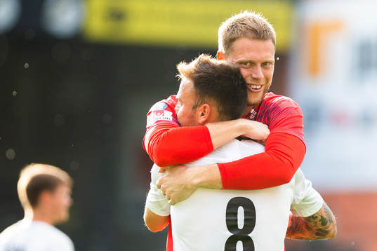 Halmstads målvakt Malkolm Nilsson och Pontus Silfwer jublar