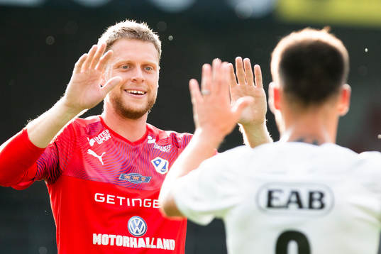 Halmstads målvakt Malkolm Nilsson och Pontus Silfwer jublar