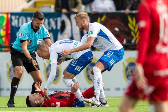 Östersunds Dino Islamovic i diskussion med IFK