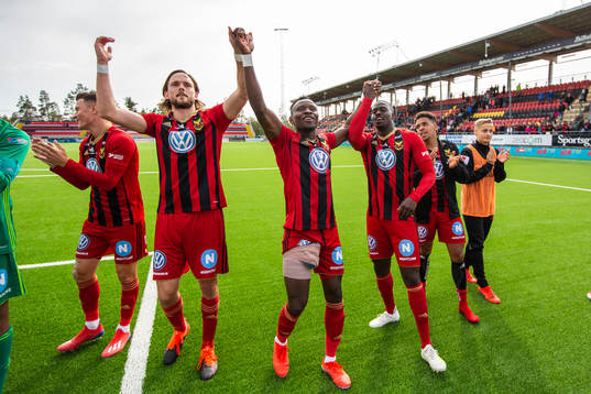  Östersunds Tom Pettersson, Sam Mensiro och Isak Ssewankambo jublar