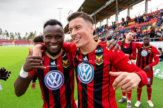 Östersunds Sam Mensiro och Jamie Hopcutt jublar
