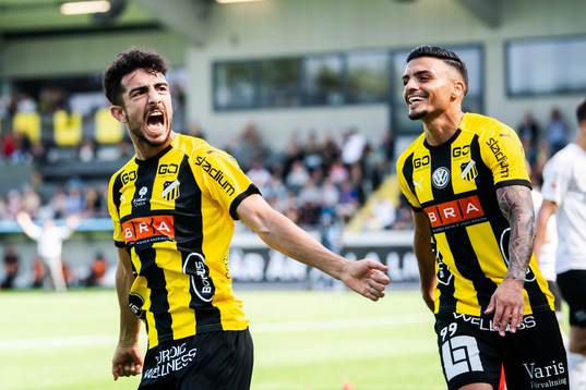 Häckens Daleho Irandust och Ahmed Yasin jublar efter 1-0
