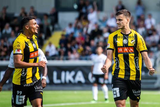 Häckens  Ahmed Yasin och Alexander Jeremejeff jublar efter 2-0