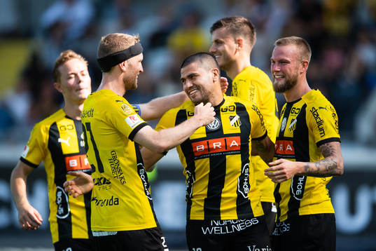 Häckens Rasmus Lindgren och Paulinho jublar