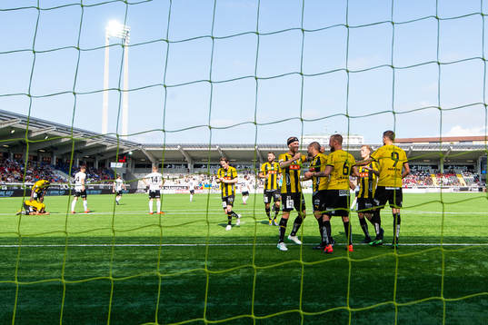 Häckens spelare jublar med Paulinho som gjort 3-0
