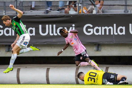 GAIS August Wängberg och målvakt Marko Johansson mot