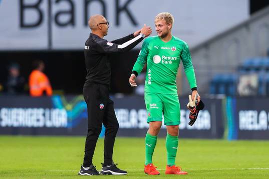 Helsingborgs tränare Henrik Larsson kramar om målvakt Ian Pettersson