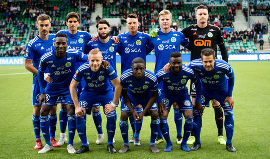 Sundsvalls Carlos Gracia, David Batanero, Jonathan Tamimi Syberg, Alexander Blomqvist, Eric Björkander, målvakt Lloyd Saxton, främre raden, Peter Wilson, Tobias Eriksson, Pa Konate, Maic Sema, Juan Jose Ciercoles Sagra