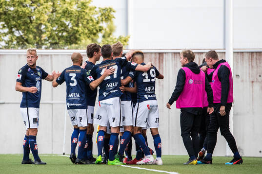 Jönköpings Amir Al-Ammari jublar med lagkamrater efter 1-0