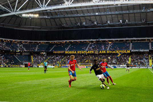 s Heradi Rashidi i kamp om bollen med Helsingborgs Markus Holgersson och David Boysen under fotbollsmatchen i Allsvenskan mellan AIK och Helsingborg den 20 juli 2019 i Stockholm. 