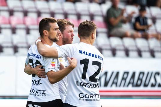Örebros Filip Rogic jublar med Jake Larsson
