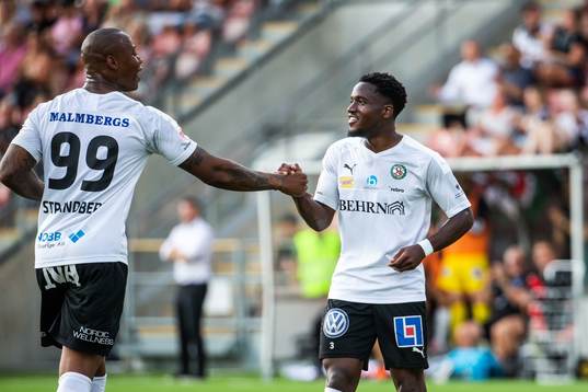 Örebros Kevin Wright och Carlos Strandberg jublar efter 2-0