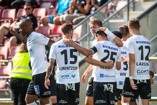 Örebros Filip Rogic jublar med lagkamrater