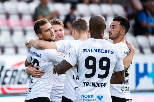 Örebros Filip Rogic jublar med lagkamrater