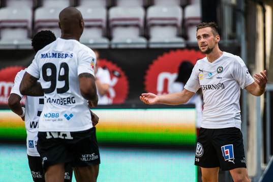 Örebros Filip Rogic jublar med lagkamrater