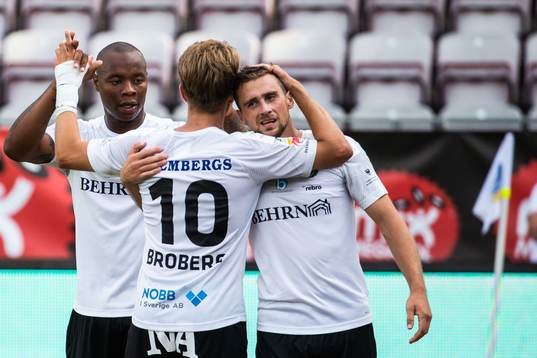 Örebros Filip Rogic jublar med Carlos Strandberg och Martin Broberg efter 4-0