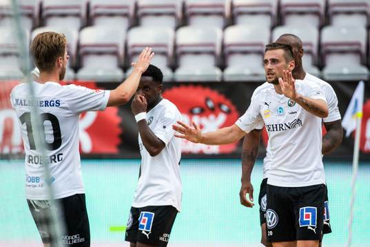Örebros Filip Rogic jublar med Carlos Strandberg och