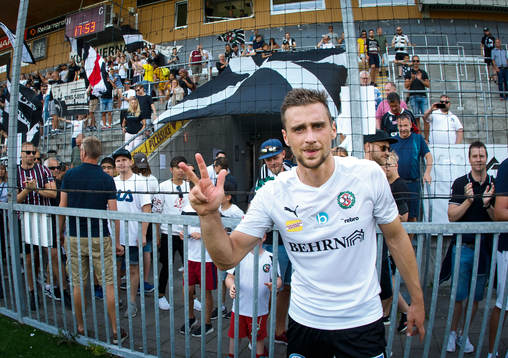 Örebros Filip Rogic gör tecken med 3 fingrar för tremål