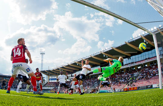 Örebros Filip Rogic gör 3-0 på Falkenbergs Hampus Nilsson