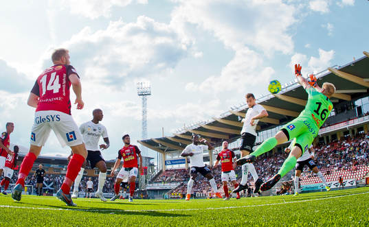 Örebros Filip Rogic gör 3-0 på Falkenbergs Hampus Nilsson