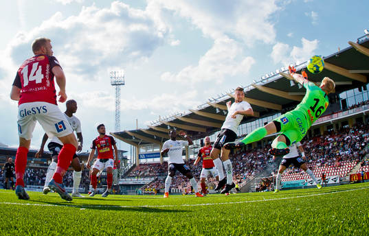 Örebros Filip Rogic gör 3-0 på Falkenbergs Hampus Nilsson