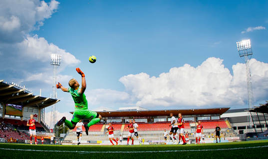 Örebros Filip Rogic gör 4-0 på Falkenbergs Hampus Nilsson