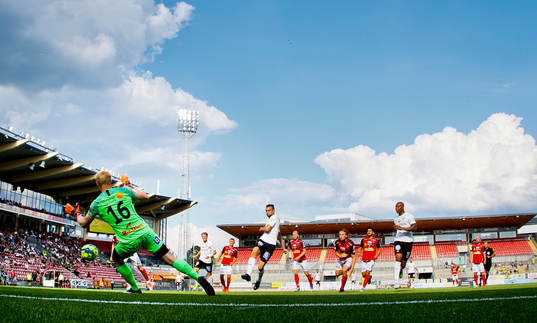Örebros Filip Rogic gör 4-0 på Falkenbergs Hampus Nilsson