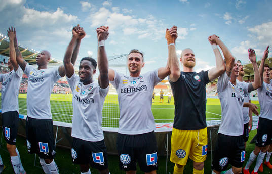 Örebros Filip Rogic jublar framför fansen