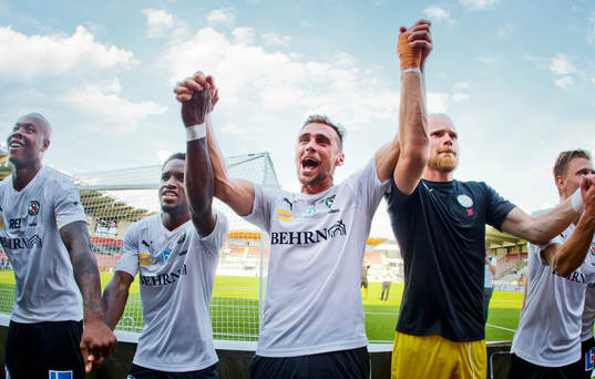 Örebros Filip Rogic jublar framför fansen