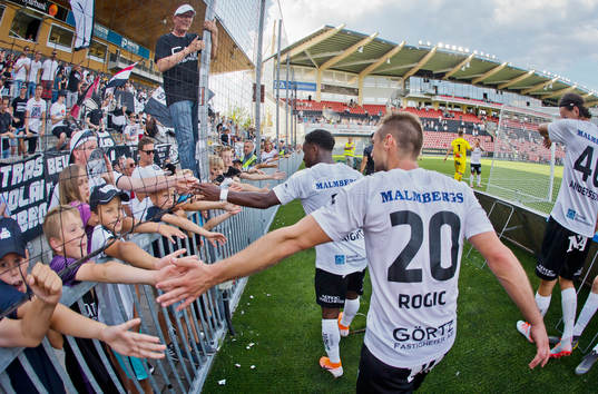 Örebros Filip Rogic jublar framför fansen