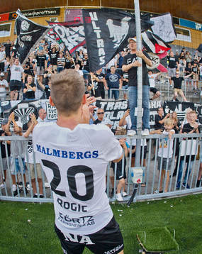 Örebros Filip Rogic jublar framför fansen