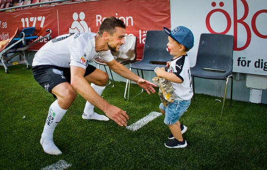 Örebros Filip Rogic jublar med sin son