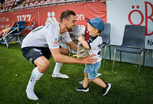 Örebros Filip Rogic jublar med sin son