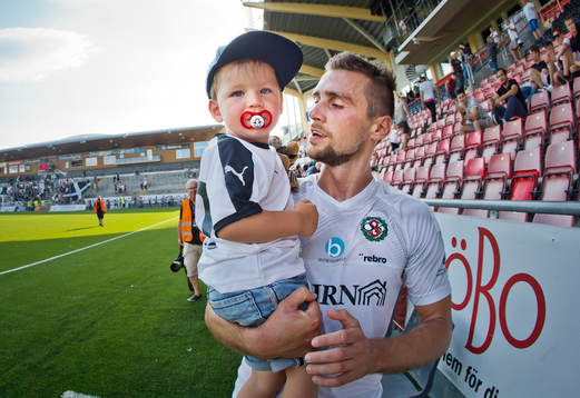 Örebros Filip Rogic jublar med sin son