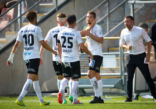 Örebros Filip Rogic gör 3-0 och jublar med Michael Almebäck, Nordin Gerzic, Martin Broberg och tränare Axel Kjäll